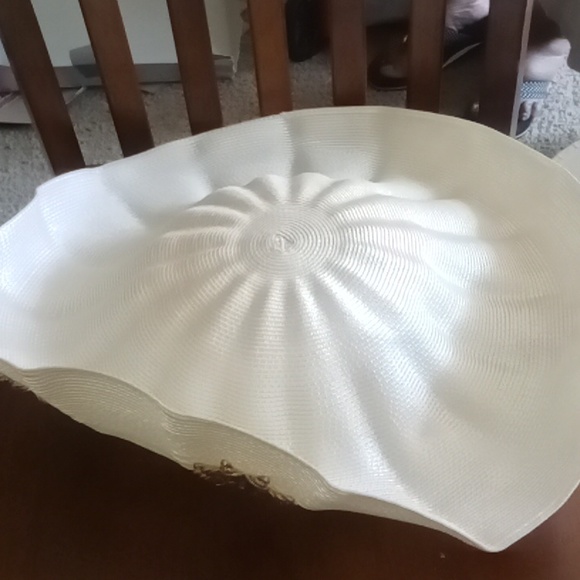 Cream hat with Gold Broach - Picture 1 of 3